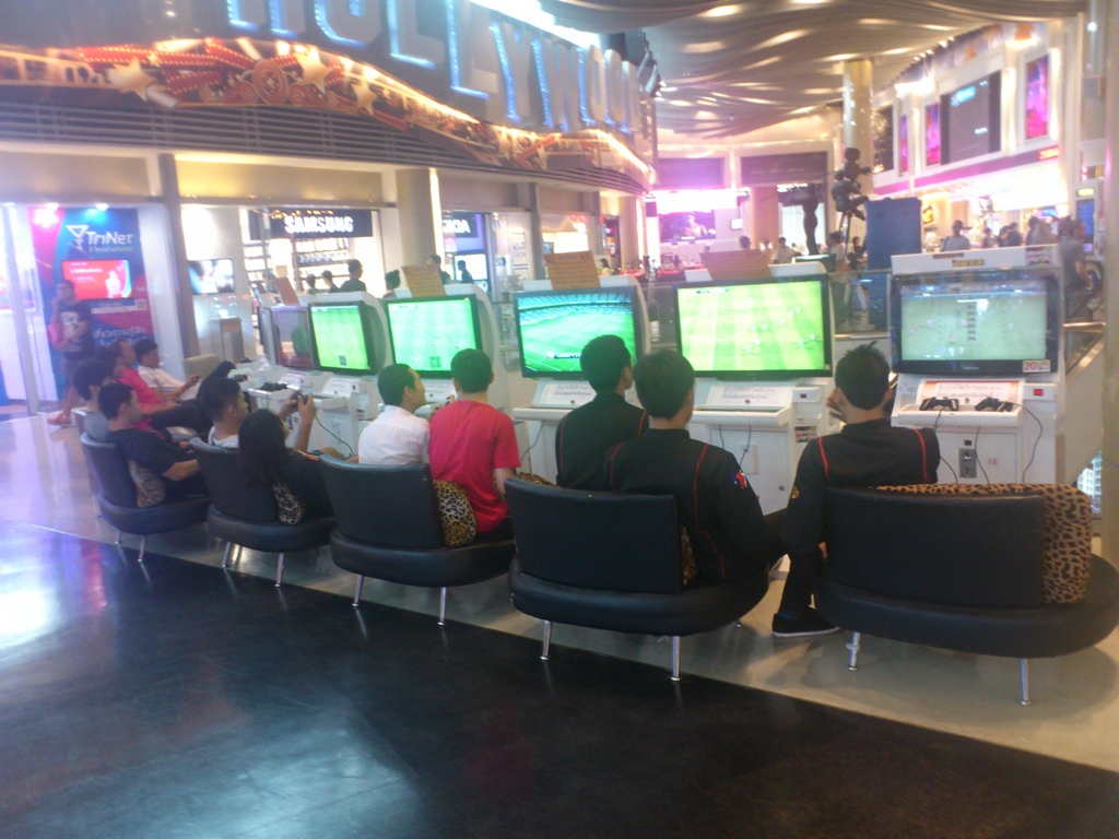 IT Terminalでは、オンラインサッカーで対戦中
